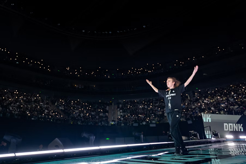 LCK美女主持咸艺珍晒T1粉丝见面会返图：黑丝配格裙~