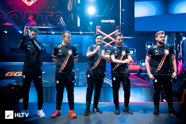 兄弟水晶谈论了 LPL 的现状：现在真的很难取得成绩。选手、教练和管理层必须优秀！