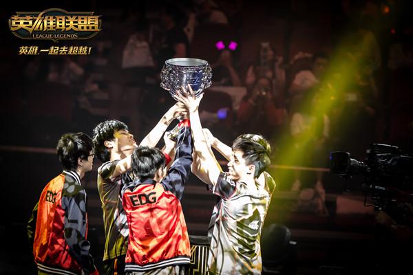 LPL A组资格赛： Weibo Gaming 和 Bilibili Gaming 进入了 Team WE 的巅峰组，经过加赛战胜了 EDward Gaming 以保持机会